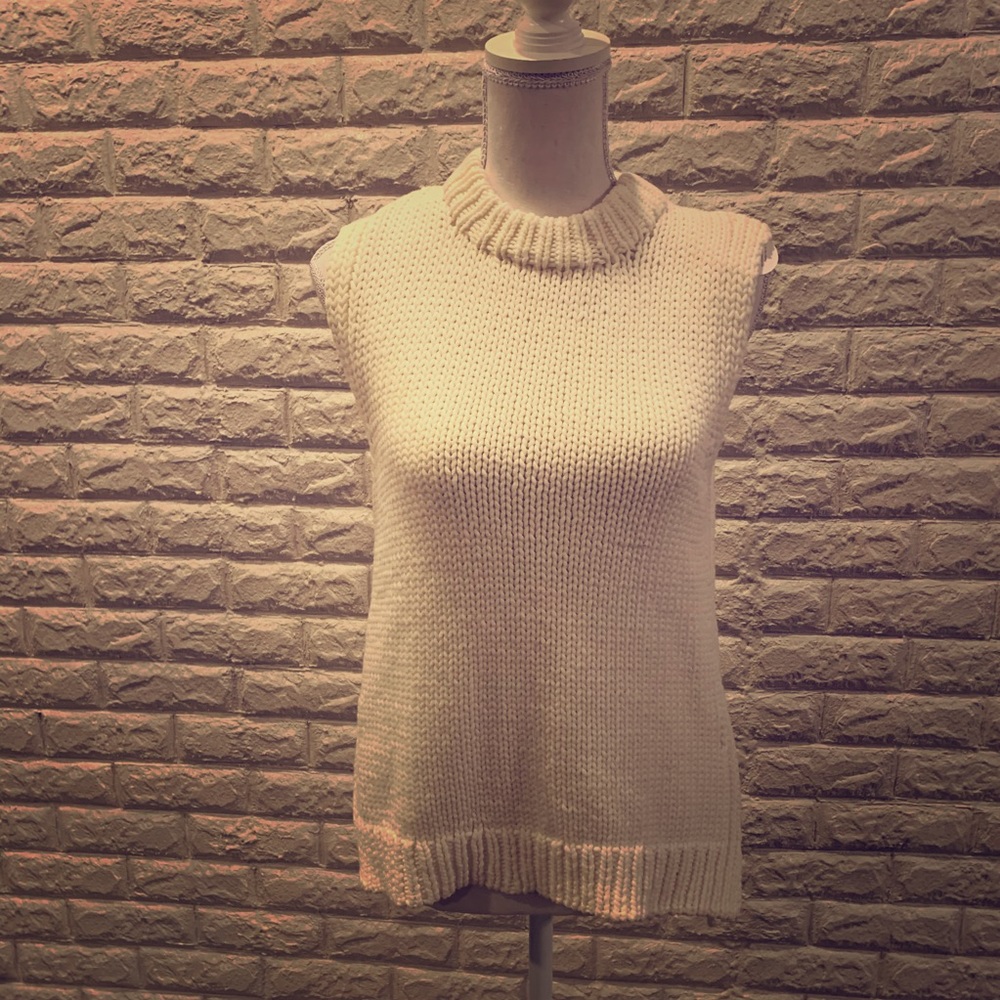 Knit cream sleeveless sweater